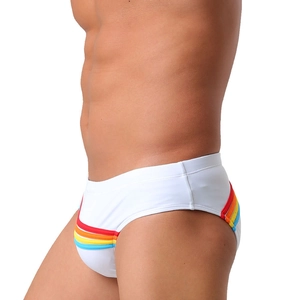 Détail du slip de bain blanc pour homme avec rayures arc-en-ciel et tissu élastique
