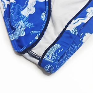 Détail du maillot de bain pour homme avec motif de grue, liseré élastique et doublure
