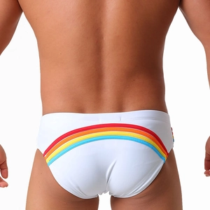 Vue arrière du slip de bain blanc pour homme avec rayures arc-en-ciel colorées au dos