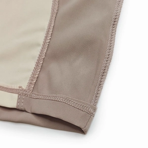 Makrodetail der elastischen Kontrastnaht und des dichten Strickgewebes am Herren Body