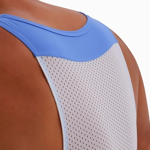 Détail du tissu en nylon bleu et des empiècements en mesh blanc au dos du body pour homme