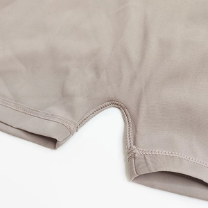 Detail der Nähte und Textur des graubraunen elastischen Nylongewebes am Body