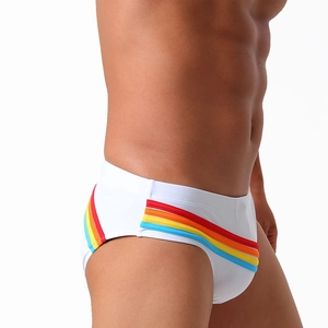 Vue détaillée du maillot de bain blanc pour hommes avec rayures arc-en-ciel latérales