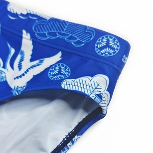 Gros plan du maillot de bain bleu avec motifs de grues blanches et nuages