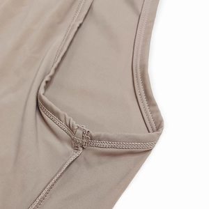 Detailaufnahme der Doppelnaht am atmungsaktiven beigen Nylon-Stretch-Body für Herren