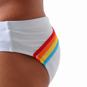 Détail du slip de bain blanc avec bandes arc-en-ciel latérales et tissu extensible