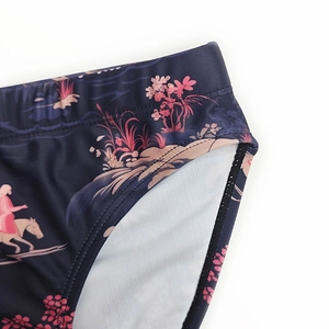 Detailansicht japanischer Druck auf marineblauer Badehose mit elastischem Bund und Nähten