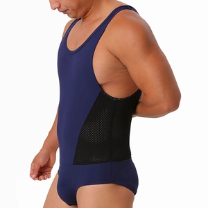 Détail d'un body de sport pour hommes avec empiècements en mesh respirant et tissu extensible