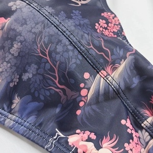 Makroaufnahme von Herren-Badehosen mit schnelltrocknendem Kirschblüten-Blumenprint