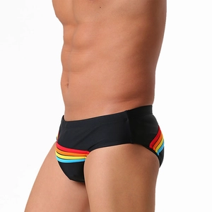 Détail du maillot de bain noir pour homme avec rayures arc-en-ciel et tissu élastique