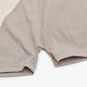 Nahaufnahme von farbblockiertem Nylon-Ringer-Singlet mit elastischem Stoff und Nähten