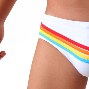 Gros plan d'un slip de bain blanc avec rayures arc-en-ciel et tissu élastique sport