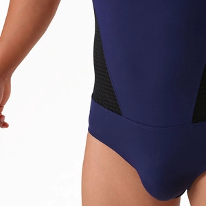 Gros plan du body de sport pour homme montrant le tissu bleu marine et les empiècements mesh