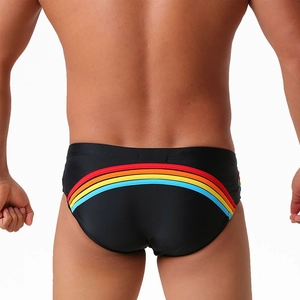 Maillot de bain homme noir avec des rayures arc-en-ciel vives sur la partie arrière