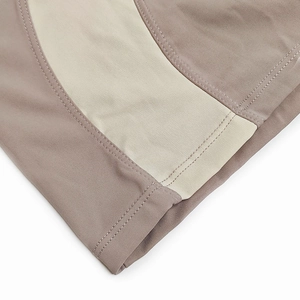 Detailansicht aus rosa und beige Nylon-Stretchgewebe mit präziser Naht für Herren-Body