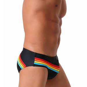 Vue détaillée du slip de bain noir pour homme avec rayures arc-en-ciel vives sur le côté