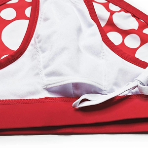 Vue détaillée de la doublure en maille respirante et de la poche à coussinet du maillot rouge