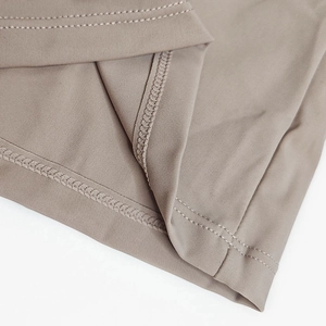 Detailaufnahme von braunem Stretchstoff mit professioneller Doppelnadel-Saumnaht