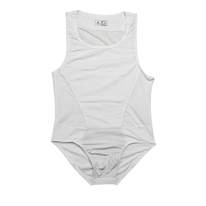 Détail d'un body blanc pour hommes avec empiècements en mesh respirant et encolure ronde