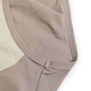 Detail aus elastischem Nylongewebe im Colorblock-Design mit präzisen Doppelnähten