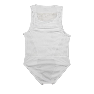 Détail du tissu en maille respirante blanche et du dos nageur du body de sport