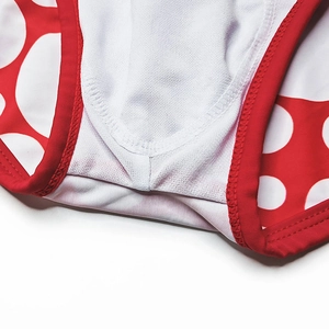 Gros plan détaillé du maillot de bain rouge à pois blancs avec doublure en mesh