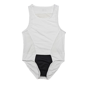 Détail des panneaux en maille respirante et du tissu technique du body pour hommes