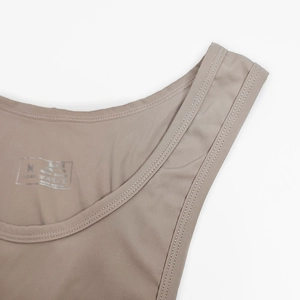 Detailansicht des Nylon-Bodys mit Doppelnahtverarbeitung und Größenetikett in L