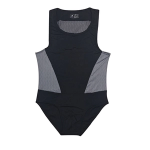 Détail du body de sport pour homme avec empiècements latéraux en maille grise respirante