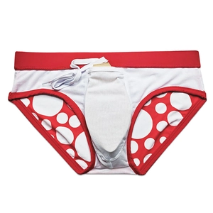 Détail d'un slip de bain pour hommes à pois rouges avec cordon de serrage blanc
