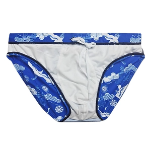 Détail du maillot de bain homme avec imprimé grue bleue, taille élastique et doublure