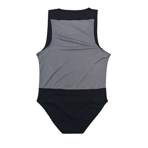 Détail du tissu en maille grise respirante et coutures renforcées sur ce body pour homme