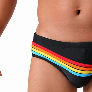 Détail du maillot de bain noir pour hommes avec rayures arc-en-ciel et coupe ajustée