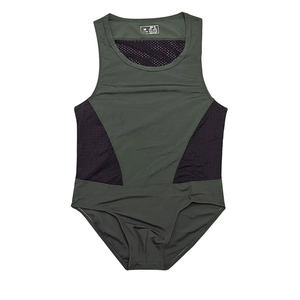 Détail du body de sport vert avec empiècement en maille noire respirante sur le côté