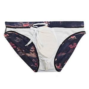 Detail der Herren-Badehose mit japanischem Ukiyo-e-Print und Innenpolsterung