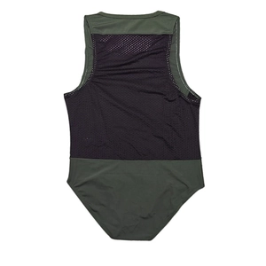Détail du body vert armée avec patchwork en maille noire respirante dans le dos