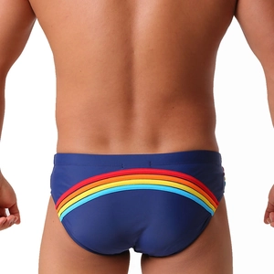 Détail macro des rayures arc-en-ciel au dos du slip de bain bleu marine pour hommes