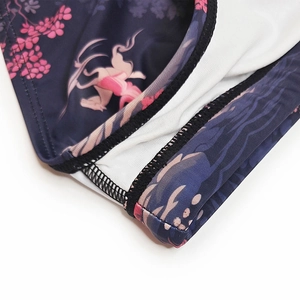 Makroaufnahme der Blumen-Badehose mit präzisen schwarzen Nähten und weißem Innenfutter