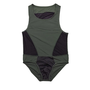 Détail du body en nylon vert foncé haute élasticité avec empiècements en maille noire
