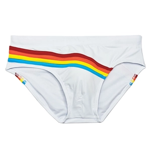 Détail du slip de bain blanc avec des rayures arc-en-ciel horizontales sur le devant