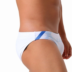 Maillot de bain homme blanc avec rayures bleues et logo, vue de profil en gros plan