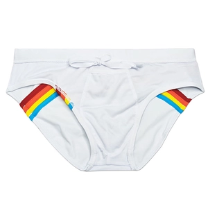 Détail du slip de bain blanc pour hommes avec cordon de serrage et rayures arc-en-ciel