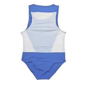 Détail du patchwork en mesh de nylon bleu et blanc sur le body élastique pour hommes