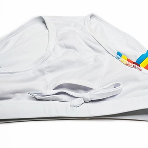 Détail macro du maillot de bain blanc pour hommes avec rayures arc-en-ciel et cordon
