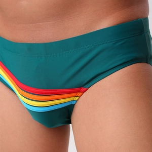 Détail du slip de bain homme vert foncé avec des bandes arc-en-ciel multicolores