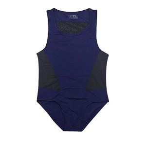 Détail d'un body bleu marine pour hommes avec empiècements en maille noire et dos nageur