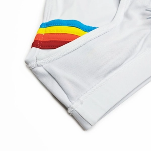 Détail du tissu de maillot blanc avec rayures arc-en-ciel et coutures précises
