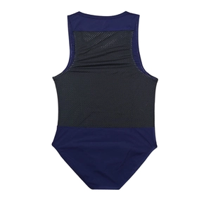 Détail d'un body de sport bleu marine avec empiècement en mesh noir respirant au dos