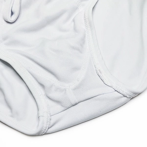 Gros plan du tissu en maille blanche et des coutures doubles sur ce slip de bain arc-en-ciel