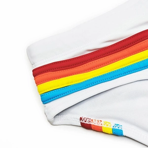 Vue détaillée du tissu de maillot blanc avec rayures arc-en-ciel et coutures précises
